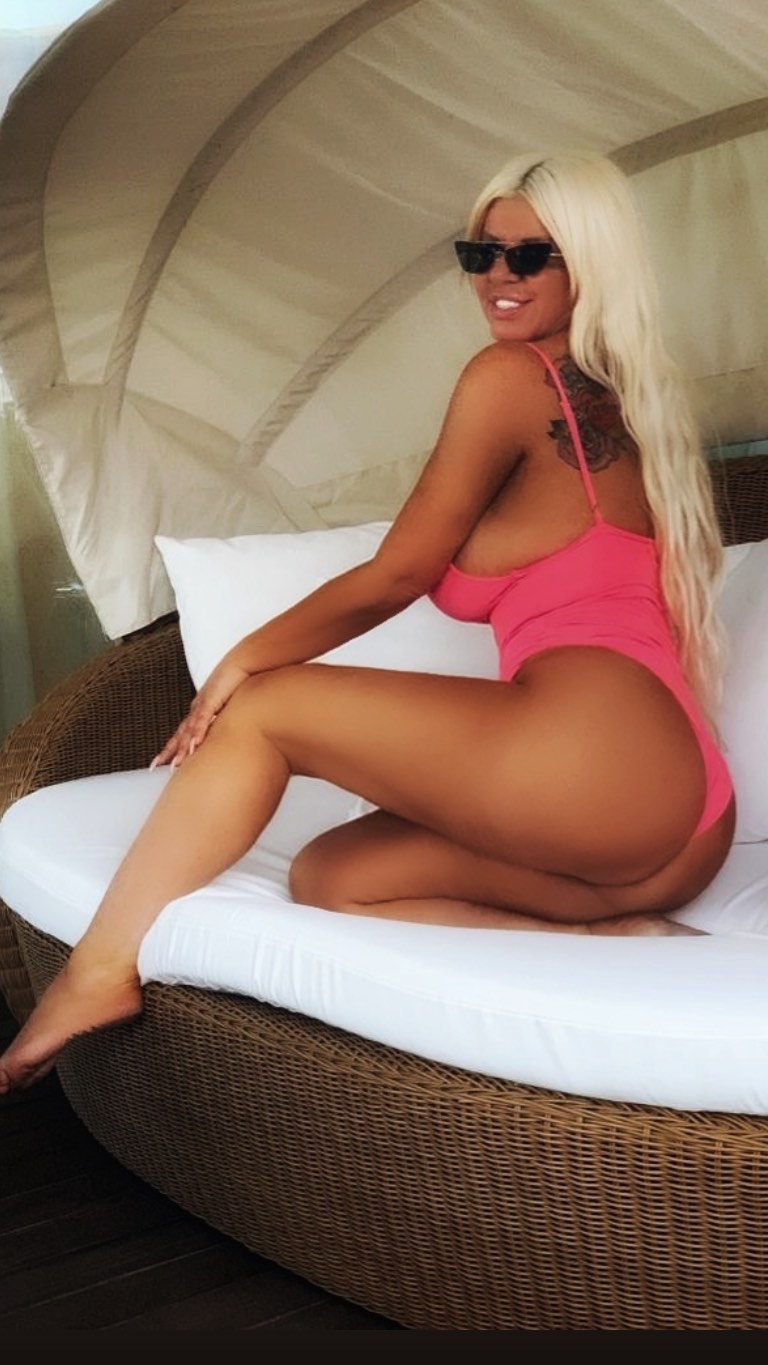 BOLJA NEGO IKAD: Dara Bubamara objavila seksi fotke sa plaže.