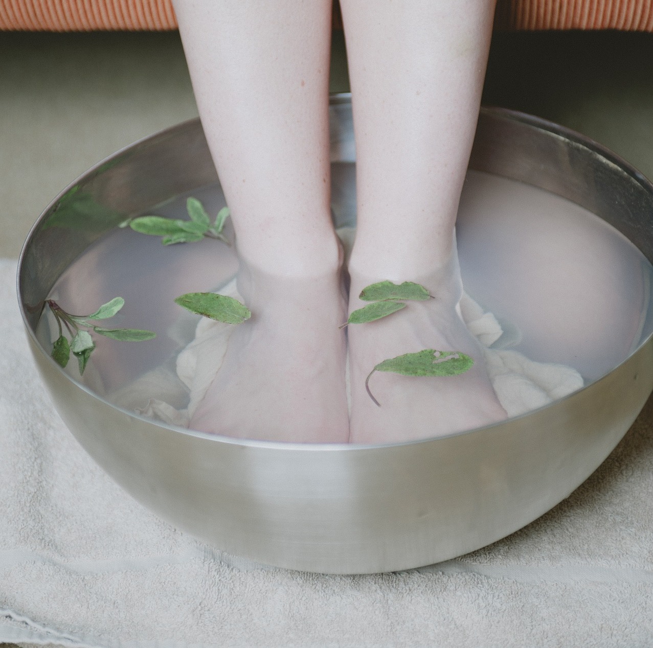 Ванночки для ног от отеков. Травяные ванночки для ног. Ноги в тазике с травами. Травяная ванна для ног. Ванночки для ног пяточная шпора.