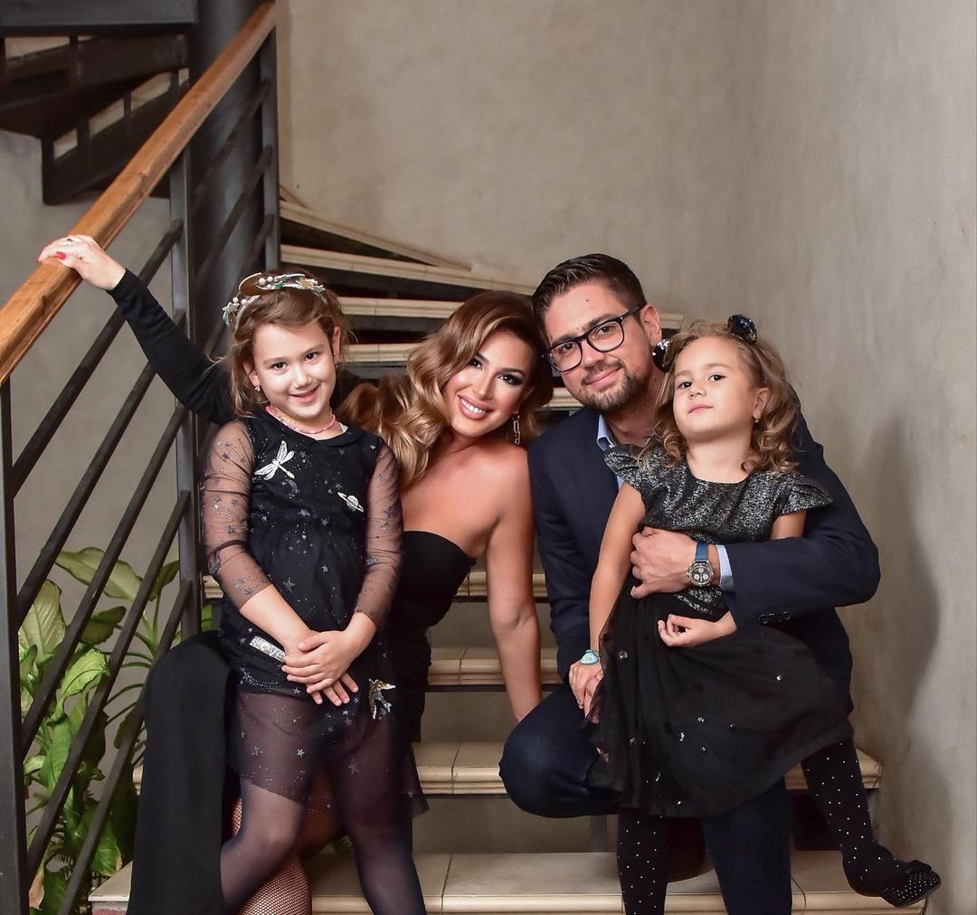 TRI PRASETA: Ena Popov sa ćerkicama Rijom i Milom priredila suprugu rođendansko iznenađenje (VIDEO)